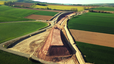 Erd- und Vorschüttungsarbeiten zwischen den Bauwerken 1 und 2 im April 2019 Foto einer grünen Landschaft mit Erdarbeiten im Vordergrund - Erd- und Vorschüttungsarbeiten zwischen den Bauwerken 1 und 2 im April 2019