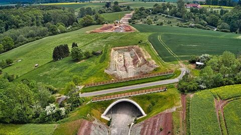 Bogenbrücke "Schiewe Halbe" (BW 7) nach Fertigstellung Ende 2019 Fotoaufnahme einer grünen Landschaft, im Vordergrund die Bogenbrücke "Schiewe Halbe"