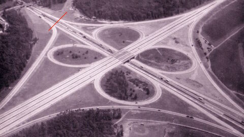 Schwarzweiß-Aufnahme des Frankfurter Kreuzes um 1956