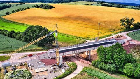 Brücke über den Höllebach (BW 2) kurz vor der Fertigstellung; Stand Juni 2020 Landschaftsaufnahme der Brücke über den Höllebach (BW 2) kurz vor der Fertigstellung; Stand Juni 2020