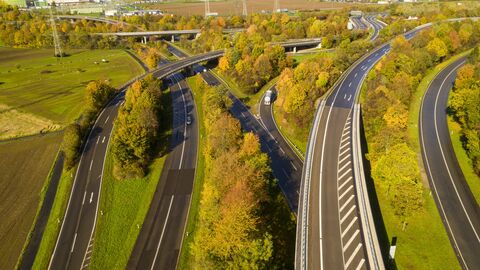 Drohnenaufnahme Straßenknoten Drohnenaufnahme von Straßenknoten in grüner Landschaft