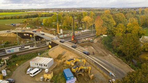 Drohnenaufnahme einer Baustelle in einer grünen Landschaft