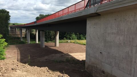 Fotografie der Jungfernbachtalbrücke. Blick von der Seite auf die Brücke im Sonnenschein fotografiert. (BW 4)