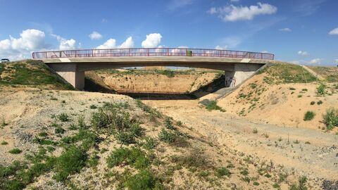 Überführung eines Wirtschaftsweges, sandiger Weg und Brücke darauf im Sonnenschein fotografiert (BW 5)