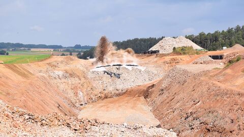 Foto des Bauplatzes - Der Kalkfels muss mit insgesamt 12 Sprengungen gelockert werden, um das Material dann herausbaggern und abtransportieren zu können.
