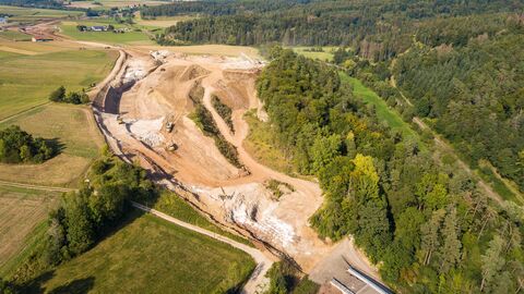 Luftaufnahme - Der Trassenverlauf in Blickrichtung Norden. Hier verläuft die Straße in einem bis zu 14 m hohem Einschnitt durch ein mit Erdreich aufgefülltes ehemaliges Steinbruchgelände. Im Bildvordergrund sieht man ein kurzes Stück der Kuhbachtalbrücke