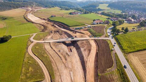 Luftaufnahme - Der zukünftige Nordanschluss mit dem Bauwerk 6a in Blickrichtung Süden. Rechts im Bild die bestehende Bundesstraße B 252. Erkennbar sind schon die vier seitlichen Zu- und Abfahrten über die sogenannte „holländische Rampe“. 