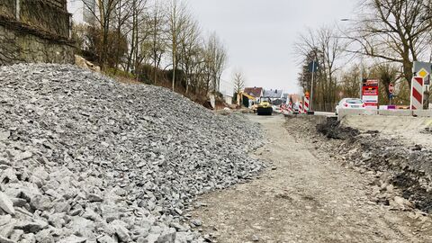 B 254 Frankfurter Straße Fotoaufnahme der Straße mit aufgeschüttetem Kies - B 254 Frankfurter Straße