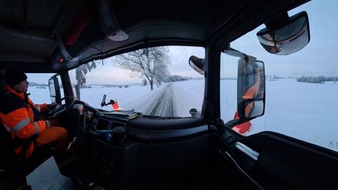 Der Wintereinbruch im Februar verursachte intensive Arbeitseinsätze für die Mitarbeiter*innen des Betriebsdienstes in Nordhessen.  Winterdienstmitarbeiter sitzt in seinem Einsatzfahrzeug.