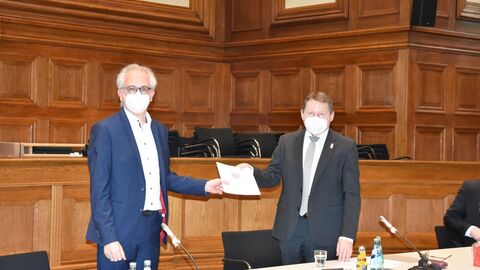 Nach zweijähriger Präsidentschaft bei Hessen Mobil verlässt Prof. Gerd Riegelhuth im Februar Hessen Mobil und übernimmt neue Aufgaben bei der bundeseigenen Autobahn GmbH. Minister Al-Wazir überreicht Professor Gerd Riegelhuth eine Urkunde.