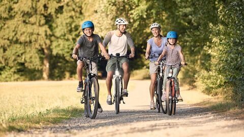 Radwege Familie unterwegs auf Fahrrädern