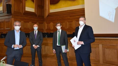 Seit April ist Heiko Durth (r.) der neue Präsident von Hessen Mobil. Heiko Durth wird im HMWEVW zum Präsidenten von Hessen Mobil ernannt.