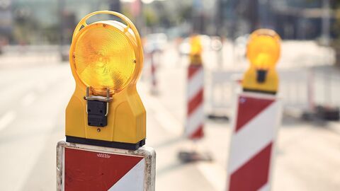 Baustelle Radweg Absperrelemente an einer Baustelle