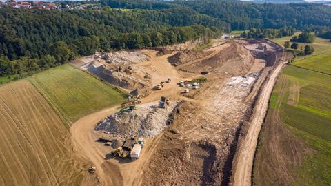 Mitte Juli beginnen in Nordhessen die Bauarbeiten der Ortsumgehung Dorfitter. Die Verkehrsfreigabe ist für den Sommer 2024 geplant. Drohnenaufnahme der im Bau befindlichen Ortsumgehung Dorfitter.