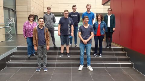 Ende Juli starten hessenweit 52 neue Auszubildende ihre berufliche Zukunft bei Hessen Mobil. Auszubildende von Hessen Mobil stehen auf einer Treppe.