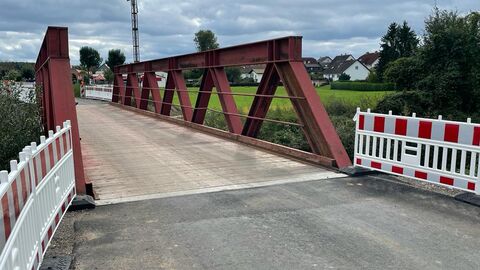 Mitte des Jahres beginnen im Zuge der L 3187 die Bauarbeiten in Altenstadt/Oberau zum Neubau der Nidderbrücke, Fahrbahnsanierung der Landesstraße sowie der Sanierung des parallel verlaufenden Rad- und Gehweges. Die Gesamtfertigstellung erfolgt in 2022. An einer Brücke erfolgen Bauarbeiten.