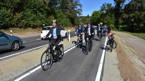 Im September erfolgt die Verkehrsfreigabe des neuen Radweges an der L 3120 zwischen Mörlenbach und Weiher mit Verkehrsminister Al-Wazir. Radfahrende fahren mit Ihren Fahrrädern auf einem neuen Radweg.