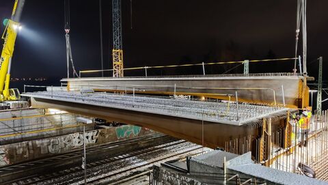Rhein Main: Brückenneubau L 3003 Frankfurt-Frankfurter Berg in nur zwei Jahren. Im Zuge der Baumaßnahme wurde eine 110 Jahre alte Brücke ersetzt. Ein Kran hebt einen Betonfertigteil in einer Brücke ein.