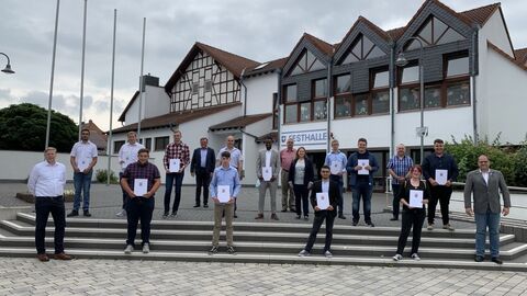 Nach dreijähriger Ausbildung beenden Mitte des Jahres insgesamt 50 Absolventinnen und Absolventen bei Hessen Mobil erfolgreich ihre Lehrzeit. Auszubildende stehen auf einer Treppe. In Ihren Händen halten Sie Ihre Abschlussurkunden.