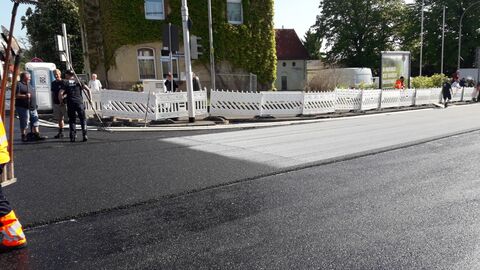 Pilotprojekt in Mittelhessen: Im Oktober findet die Straßenbaumaßnahme "B 62 OD Alsfeld - Schellengasse" unter Einbau von photokatalytischem Asphalt statt. An einer Straßenkreuzung fand der Einbau von photokatalytischem Asphalt statt.