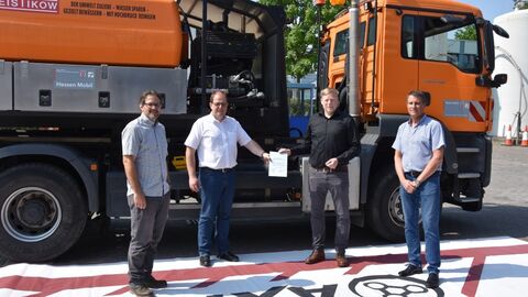 Hessen Mobil ist neuer Sicherheitspartner der „Aktion Abbiegeassistent“ des Bundesministeriums für Verkehr und digitale Infrastruktur. In den kommenden zwei Jahren werden alle rund 360 Lkw und Unimog mit einem Abbiegeassistenzsystem ausgerüstet sein. Vier Mitarbeitende von Hessen Mobil stehen vor einem Baustellenfahrzeug.