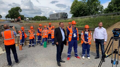 Nordhessen: Bau eines rund 3,1 km langen Geh- und Radweg entlang der B 3, der die Orte Jesberg mit Oberurff verbindet. Das Bauvorhaben wird von der Jugendfeuerwehr Jesberg begleitet. Kinder der Jugendfeuerwehr Jesberg besuchen eine Baustelle von Hessen Mobil.