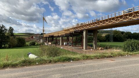 Bauprojekt in Westhessen: B 252/B 62 - Ortsumgehung Münchhausen / Wetter / Lahntal - Die Fertigsellung der Wollmartalbrücke im 2. Bauabschnitt nimmt Gestalt an. Eine sich im Bau befindliche Brücke mit Kran.