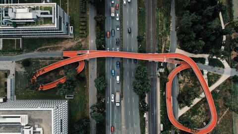 Im Oktober hat unser Social-Media-Team dieses Drohnenfoto der neuen Fuß- und Radwegebrücke über die Rheinstraße in Darmstadt geschossen, die seitens der Verkehrsinfrastrukturförderung mit über 4 Mio. € bezuschusst wurde.  Ein barrierefreier Radweg über eine Straße, aufgnommen von einer Drohne.