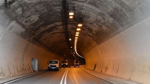 Landesweites Pilotprojekt im Schürzebergtunnel bei Oberrieden im Zuge der B 27. Durch die Installation weiterer hochsensibler Rauchsensoren im September diesen Jahres, kann im Brandfall noch effizienter gearbeitet werden.  Ein Fahrzeugtunnel mit drei Fahrzeugen.