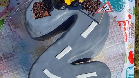 Unglaublich, aber wahr: Unser Insta-Kanal wurde im September schon zwei Jahre alt! Gefeiert haben wir das mit einem tollen Geburtstagskuchen. Anfang des Jahres haben wir die 2.000 Follower vollgemacht, mittlerweile stehen wir bei knapp 3.000. Eine Torte in Form und Farbe einer Straße.