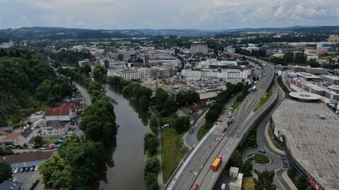 Die Vorzugsvariante für den Ersatz der Hochstraße in Wetzlar steht seit Ende November fest. Die B 49 soll nach Mitteilung des Bundesverkehrsministeriums künftig aus der Ortslage heraus verlegt und zum Teil in einem Tunnel geführt werden. Einen Drohnenaufnahme der Stadt Wetzlar zeigt Straßen, Häuser und einen Fluß.