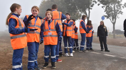 Verkehrsfreigabe Geh- und Radweg Jesbeg-Oberurff 2 Einige Kinder der Jugendfeuerwehr Jesberg unterhalten sich