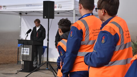 Verkehrsfreigabe, Geh- und Radweg, Jesbeg-Oberurff 4 Staatssekretär Jens Deutschendorff hält eine Rede. Die Kinder der Jugendfeuerewehr Jesberg hören zu.