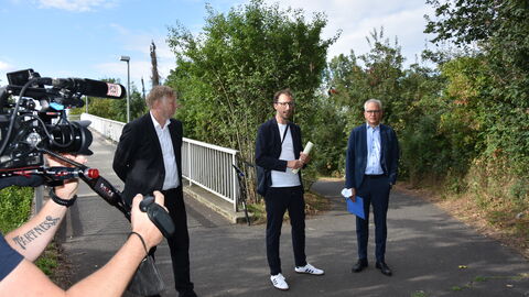 Auftakttermin Impfkampagne Land Hessen 1 Verkehrsminister Tarek Al-Wazir und Hessen Mobil Präsident Heiko Durth begrüßen die anwesenden PressevertreterInnen