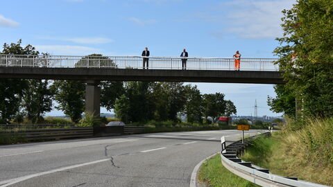 Auftakttermin Impfkampagne Land Hessen 2 Verkehrsminister Tarek Al-Wazir und Hessen Mobil Präsident Heiko Durth stehen auf der Brücke der Bundesstraße und machen sich bereit, ein dort befestigtes Banner umzuklappen