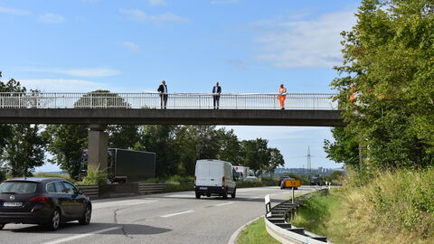 Auftakttermin Impfkampagne Land Hessen 3 Unter der Brücke fahren zahlreiche Autos hindurch. Auf der Brücke wird das Banner entrollt
