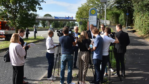 Auftakttermin Impfkampagne Land Hessen 6 Tarek Al Wazir beantwortet die Fragen der PresseverterInnen, gibt Fernsehinterviews und Radio O-Töne