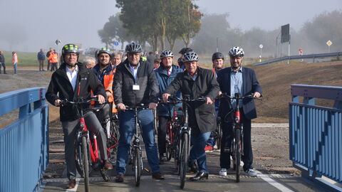 Verkehrsfreigabe, Geh- und Radweg, Jesbeg-Oberurff 9 Gruppenfoto der politischen Gäste mit Fahrrädern und Helmen