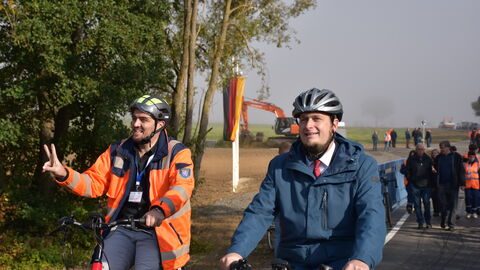 Verkehrsfreigabe, Geh- und Radweg, Jesbeg-Oberurff 12 Fröhliche Fahrradfahrer winken in die Kamera