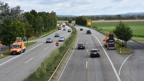 Auftakttermin Impfkampagne Land Hessen 8 Blick von der Brücke auf einen LED-Anhänger mit Impfaufruf-Aufschrift