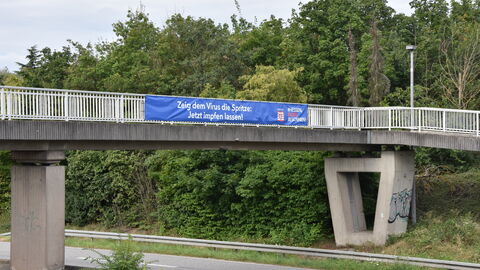 Auftakttermin Impfkampagne Land Hessen 9 Impfbanner an der Brücke von anderer Straßenseite aus fotografiert