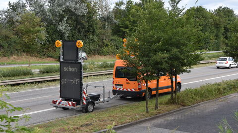 Auftakttermin Impfkampagne Land Hessen 10 LED-Anhänger mit Aufschrift steht am Straßenrand