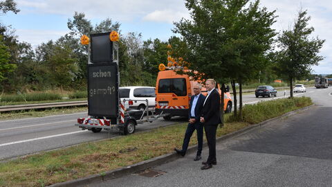 Auftakttermin Impfkampagne Land Hessen 12 Tarek Al-Wazir und Heiko Durth betrachten den LED-Anhänger aus der Nähe