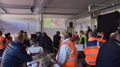 Verkehrsfreigabe, Geh- und Radweg, Jesbeg-Oberurff 15 Blick von hinten in die Halle, auf einem Beamer wird der Videofilm über das Jugendprojekt gezeigt