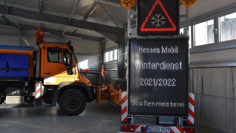 LED-Anhänger mit der Aufschift Winterdienst 2021/2022
