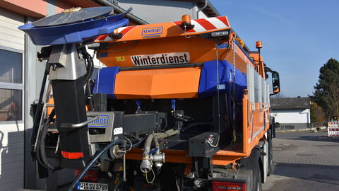 Nahaufnahme Hessen Mobil LKW mit Streuvorrichtung 