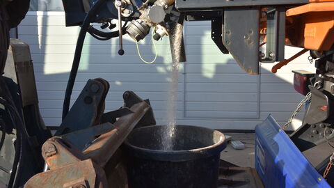 Die computergesteuerte Streueinheit in der Nahaufnahme. Hier wird das Feuchtsalz im richtigen Verhältnis gemischt