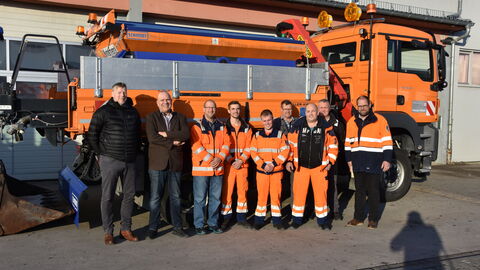 Das gesamte Team der Straßenmeisterei Usingen als Gruppenfoto vor einem der Streufahrzeuge