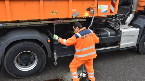 Hessen Mobil_Vor-Ort-Termin Sinkkastenheber 2 Michael Spanu vom Team Straßenmeisterei Hofheim führt die Funktionsweise des automatischen Sinkkastenhebers vor