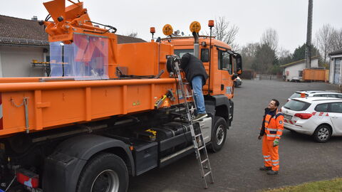 Hessen Mobil_Vor-Ort-Termin Sinkkastenheber 3 Mit einer Leiter kann man den LKW mit Sinkkastenheber erklimmen